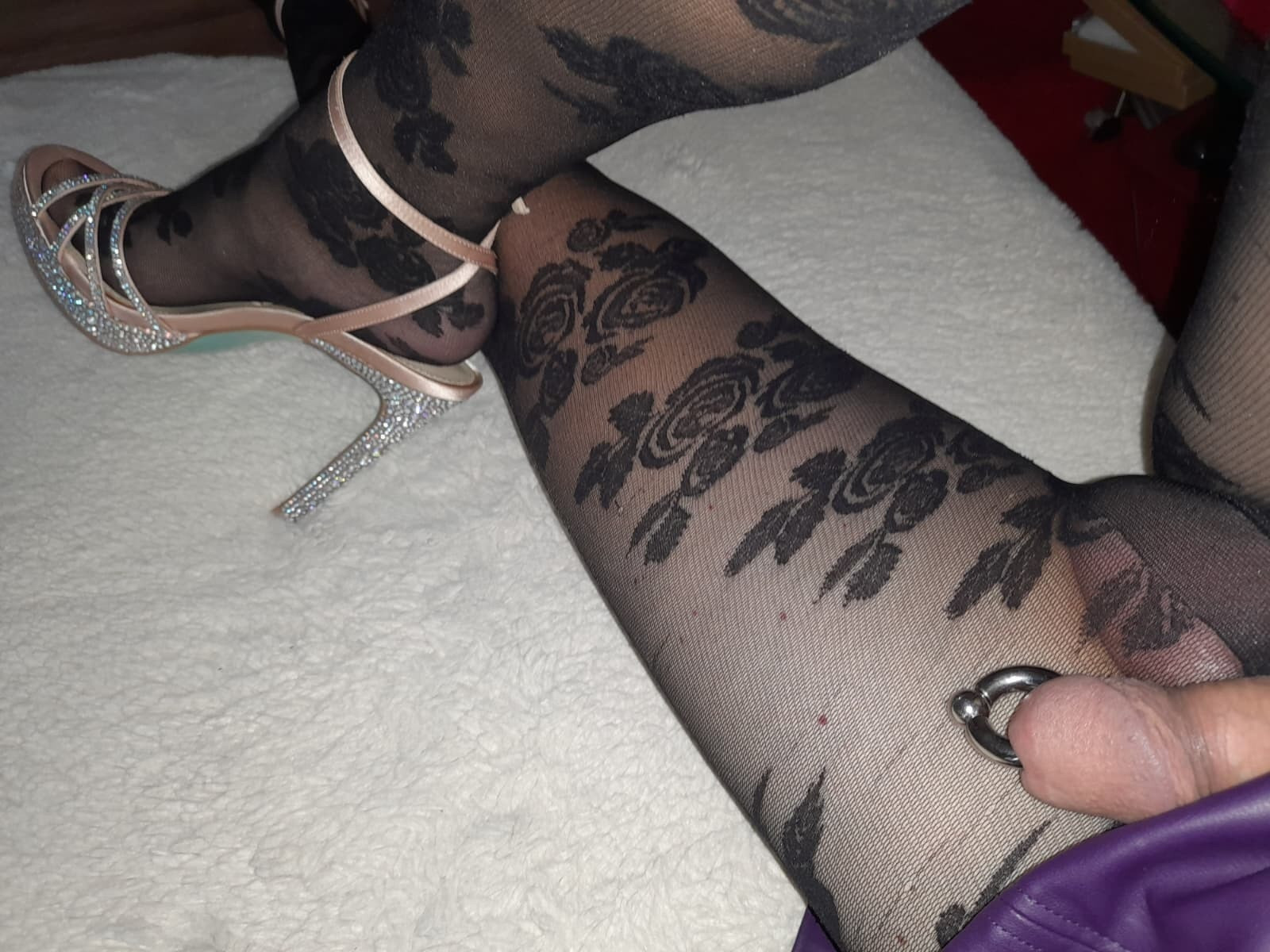 Sweetgirl in Florale Nylons mit ihren Prinz Albert #44