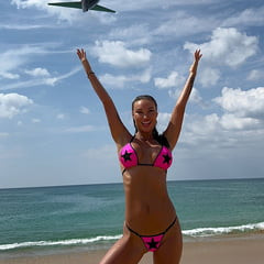 Monika Fox穿着粉色比基尼姿势与明星在海滩上！