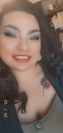 Menina que eu amo, ela tem cabelo longo e ondulado preto 