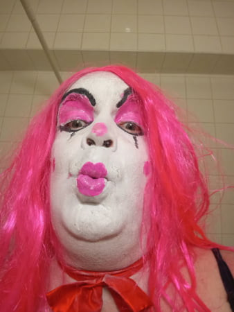 Gewoon een man verkleed als vrouwelijke clown 