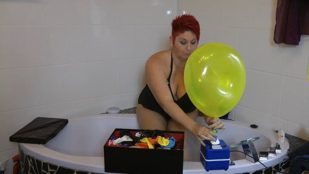Balloon session in the tub #13