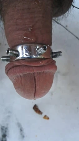 Winter challenge: rubbing my small, flaccid penis with snow 