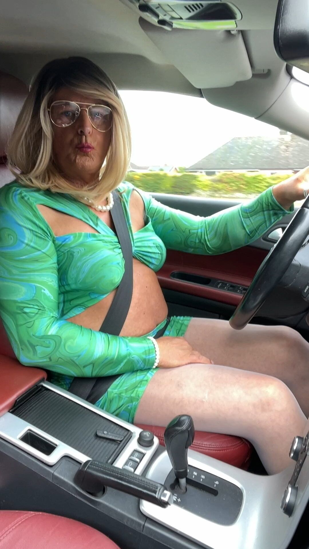 Amateur Crossdresser Kellycd2022 sexy milf out for a drive #32