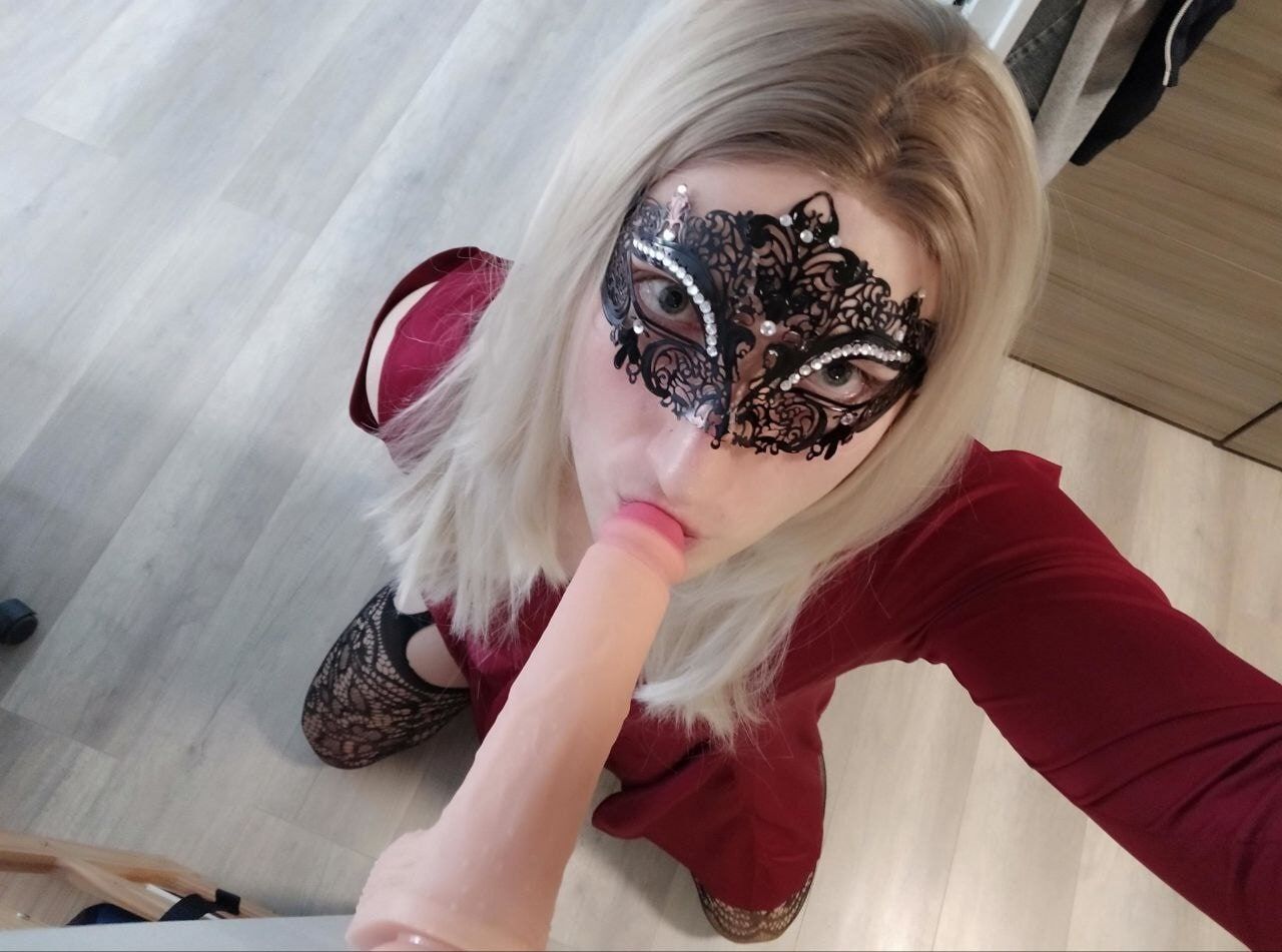 La teen sissy troia succhia il cazzo dildo