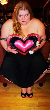 bbw wife miss lizz posing in her new peeptoe heels         