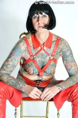 photo shoot with full body tattooed milf cleo         