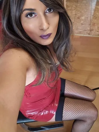 sexy trans in red latex         