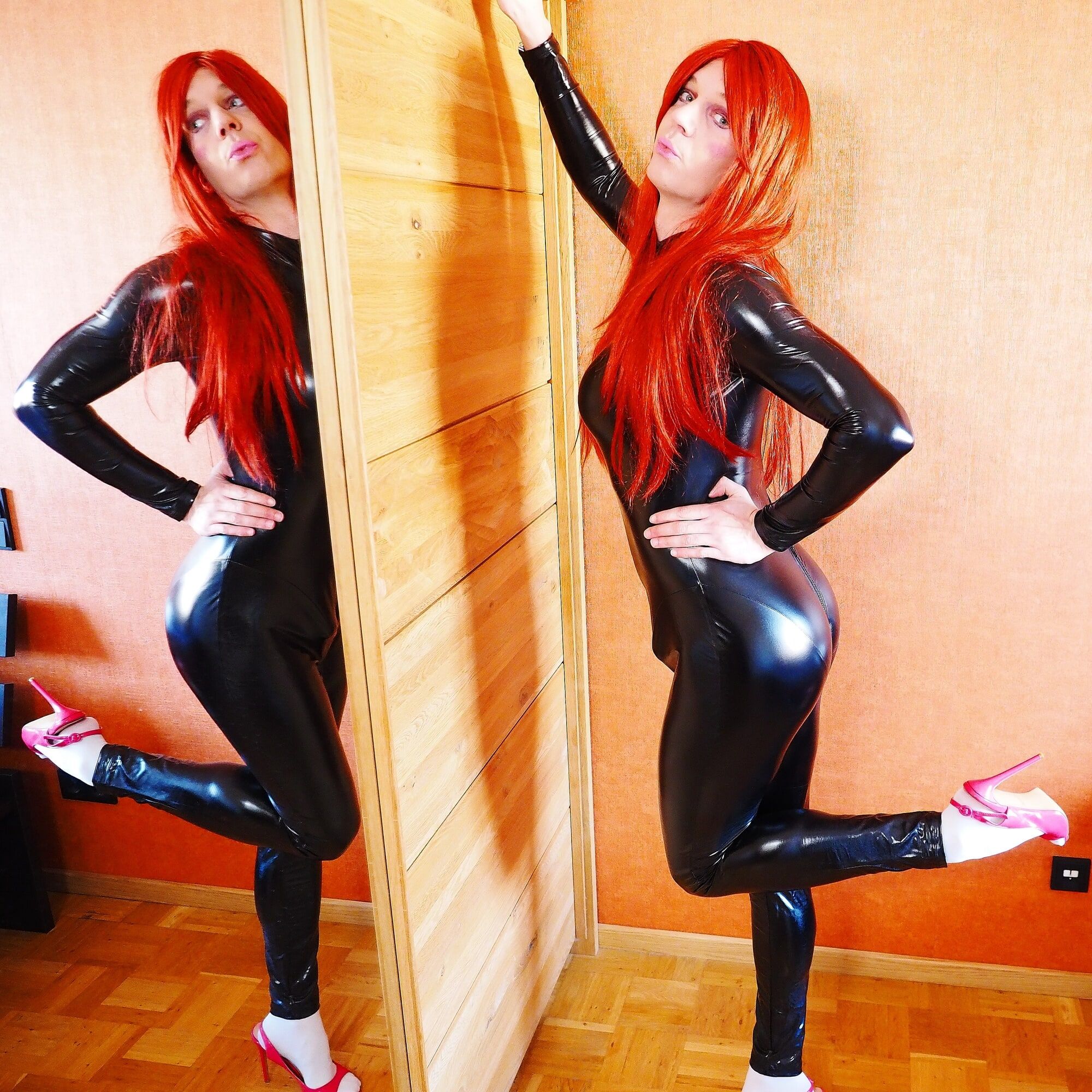 Pelirroja crossdresser en catsuit mostrando