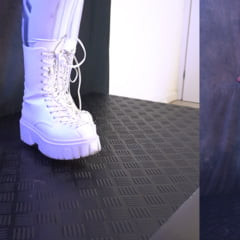 测试你的鸡巴和球的耐久性 - 两双靴子