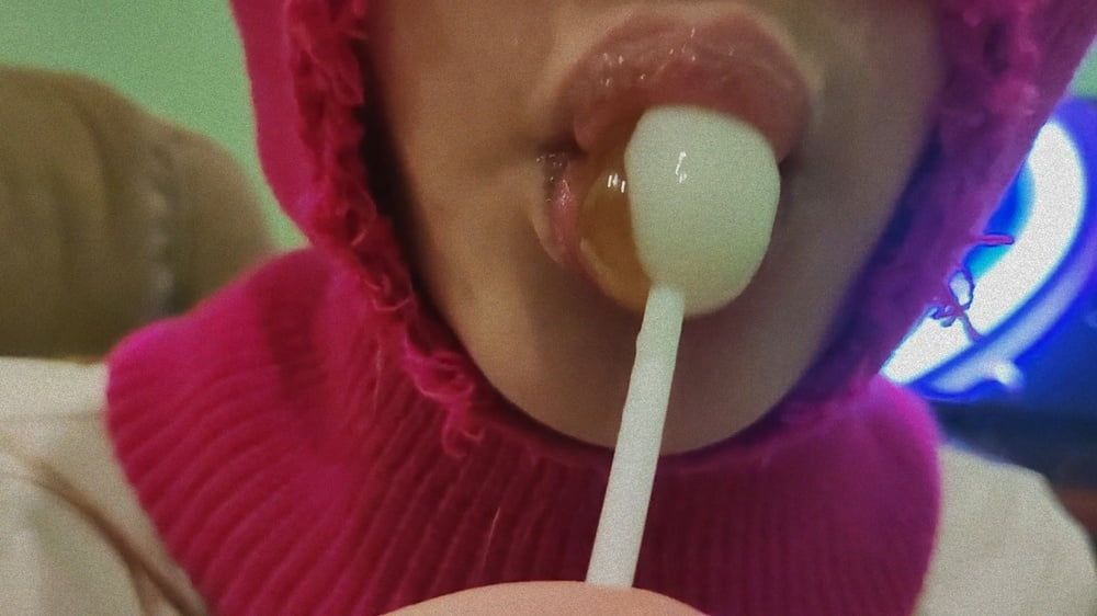 HOT GIRL SUCKING LOLLIPOP! (CHUPA-CHUPS!) #5