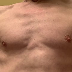 ランジェリーを着て剃ったペニスとボディ