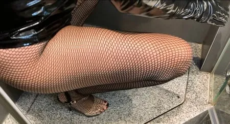 pissing in fishnet pantyhose on gloves         