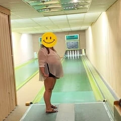 Bauch schaut raus. Mini zu kurz 