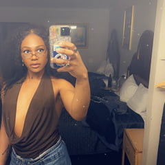 Hi, I’m just a regular girl who likes to take selfies! 💚