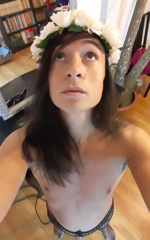 Queen Tygra wearing a flower crown. #39