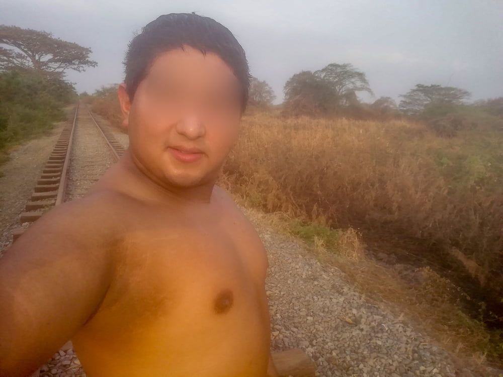 Mis Pezones Exhibidos en las Vias del Tren-Yop Sin Camiseta  #25