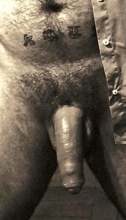 射精した毛むくじゃらの男