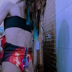Afeminado  gay com roupas femininas mostrando o cu