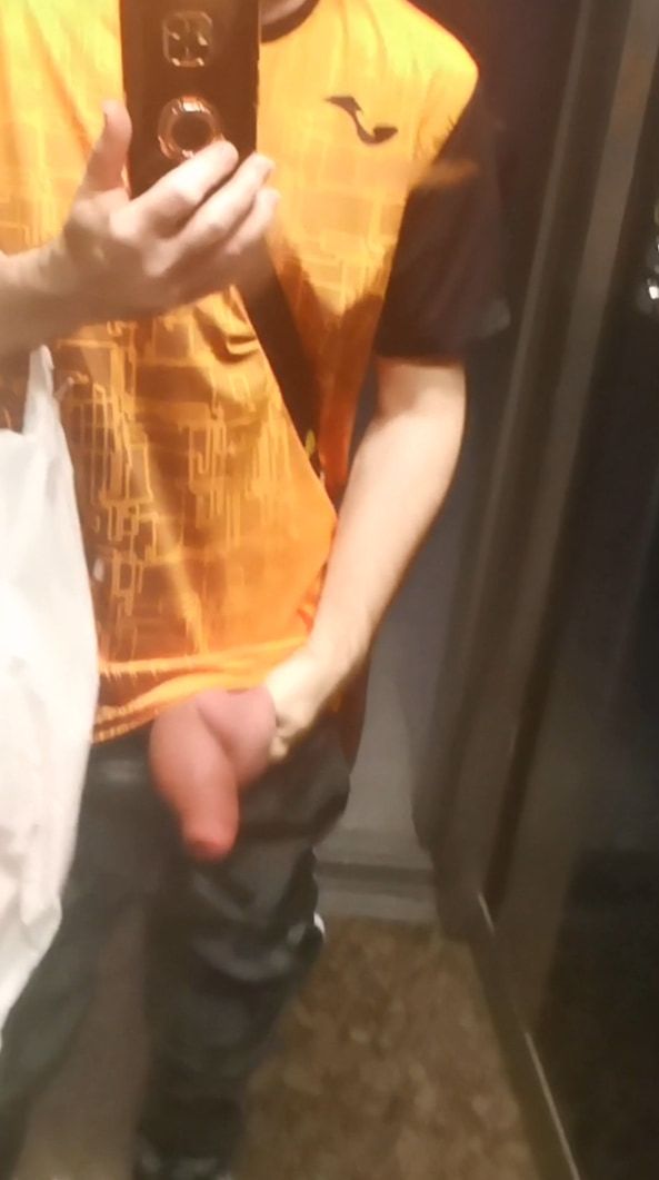 GREAT VIEW IN THE ELEVATOR MIRROR