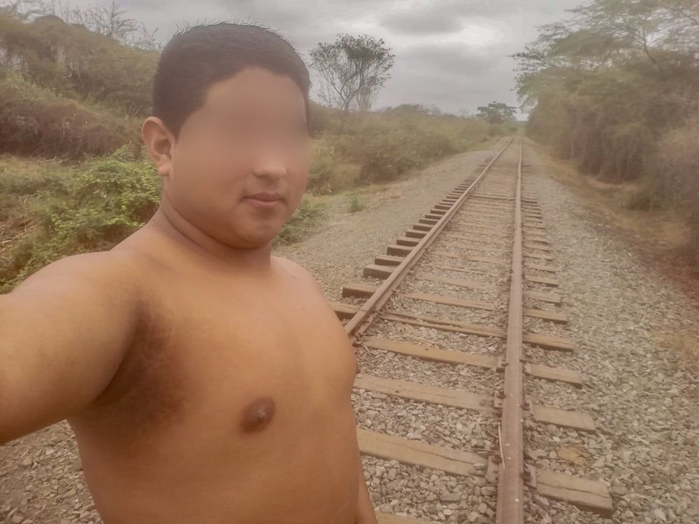 Mis Pezones Exhibidos en las Vias del Tren-Yop Sin Camiseta  #6