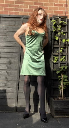 Crossdresser bermain di taman