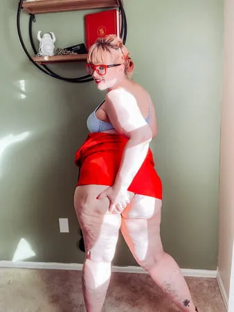 Red dress and heels on your favorite bbw         