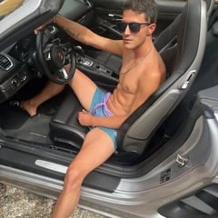 Vii să te plimbi cu mine?