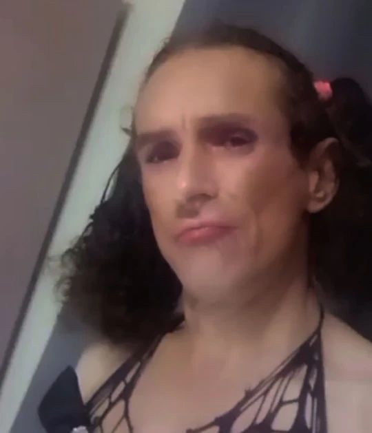 Crossdresser masturbira do sperme