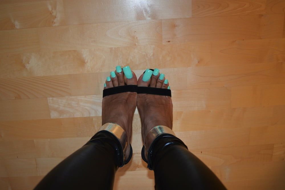Lofia Tona - Pastel green toenails #8