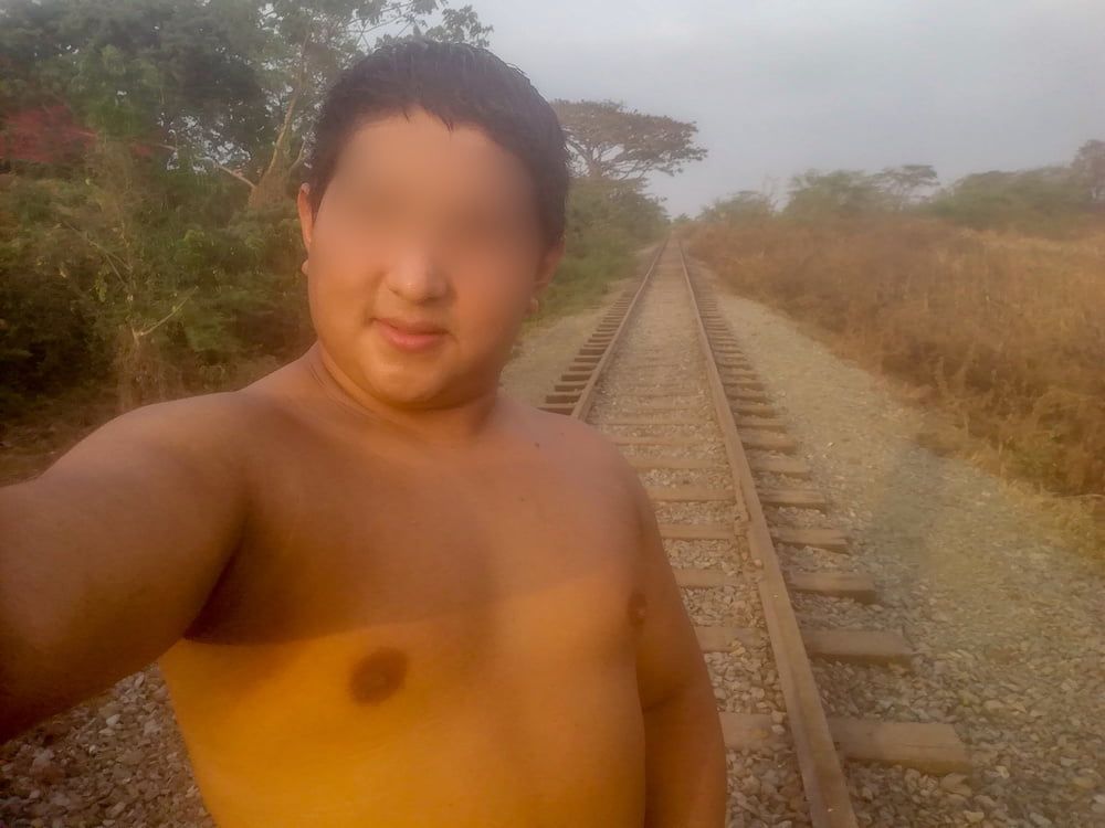 Mis Pezones Exhibidos en las Vias del Tren-Yop Sin Camiseta  #16