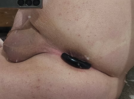 Sissy rumpe med buttplugg og analperler