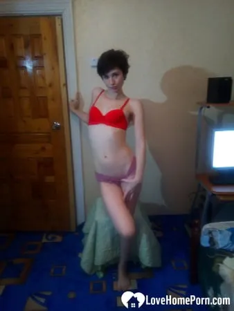 i love to strip and masturbate on camera         