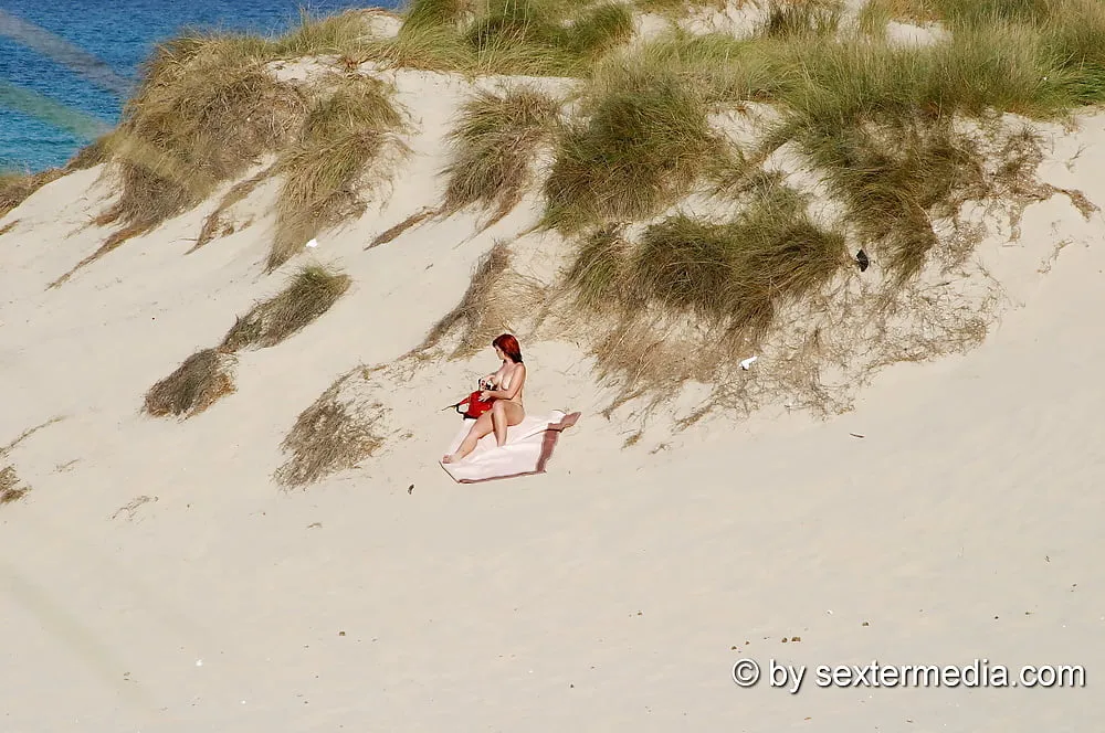 Mlif Muschi nackt am Strand in Mesquida