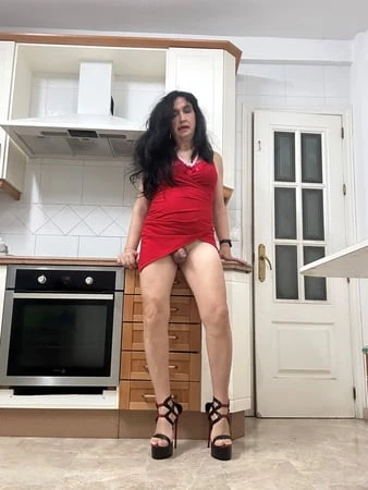 Shemale poses sexy in the kitchen with high heels and a big