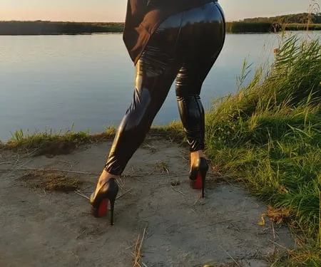 missbigbutt in the countryside         