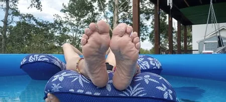 wrinkled soles in the pool         