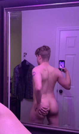 Selfie pantat femboyku
