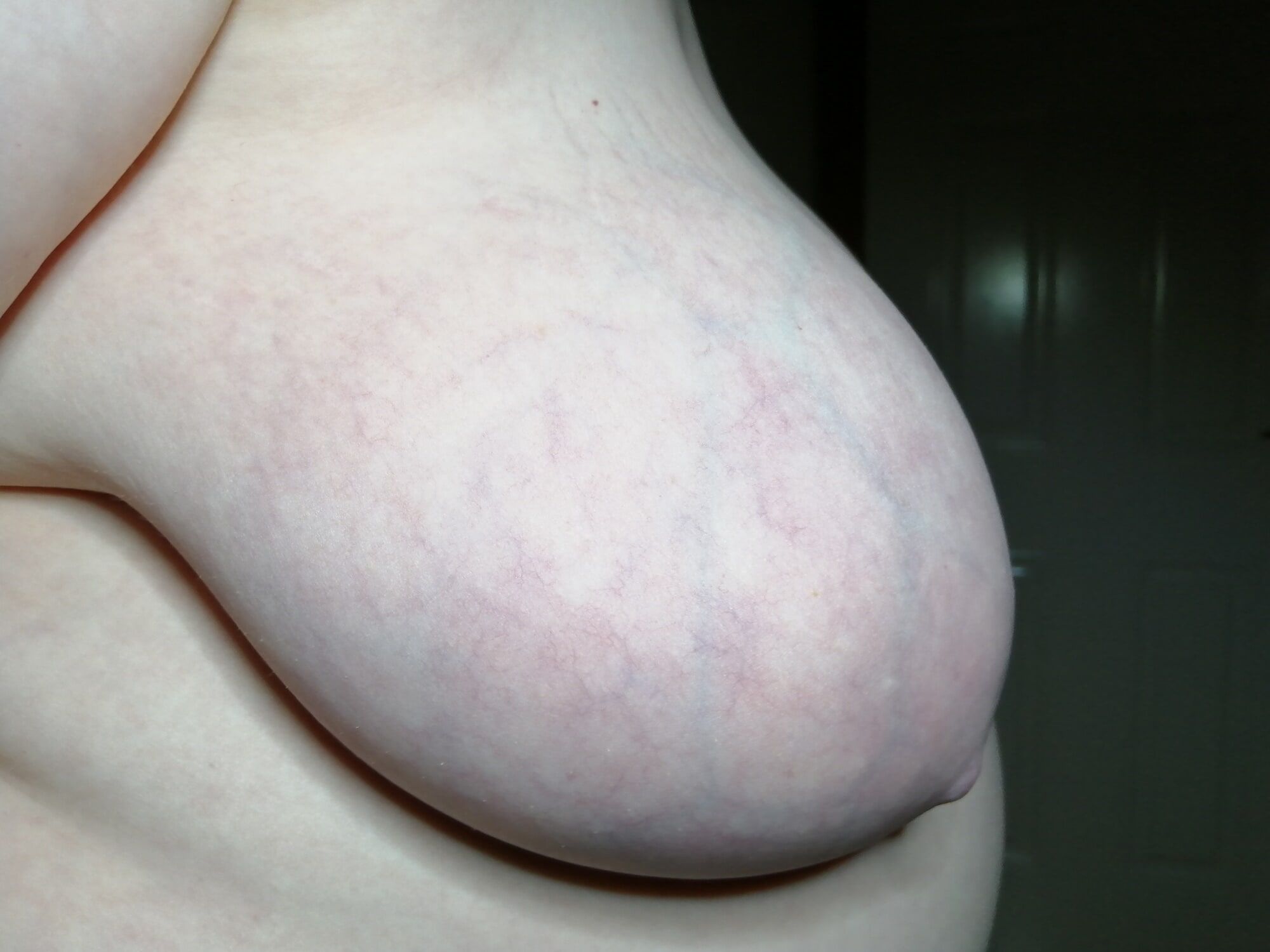 Side boob (artificial light, indoors) #2
