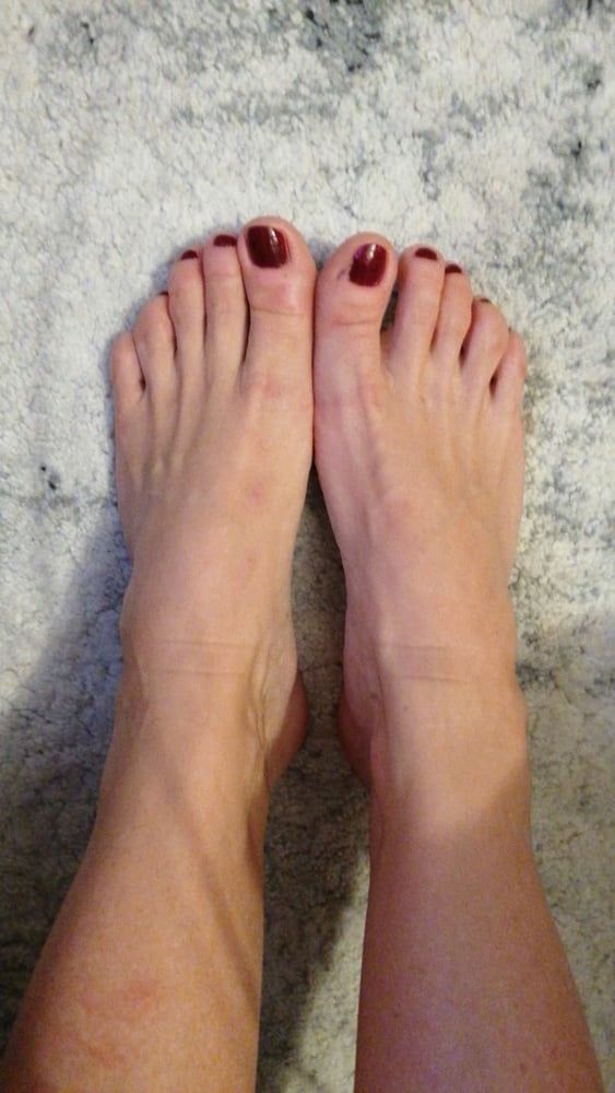 Look at my nice feet : )