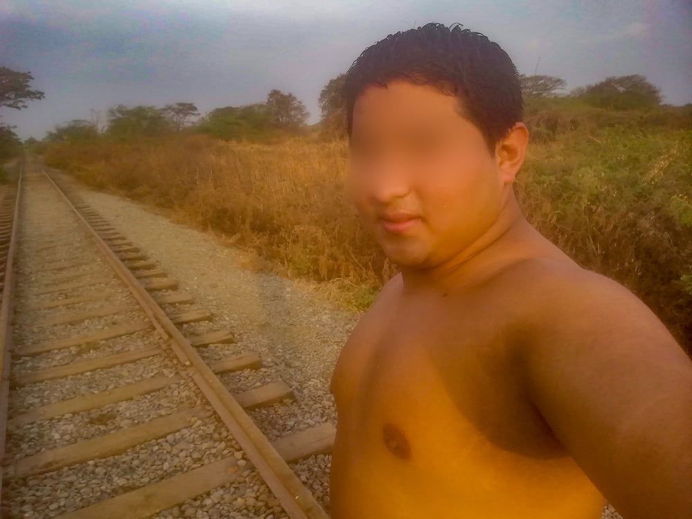 Mis Pezones Exhibidos en las Vias del Tren-Yop Sin Camiseta  #4