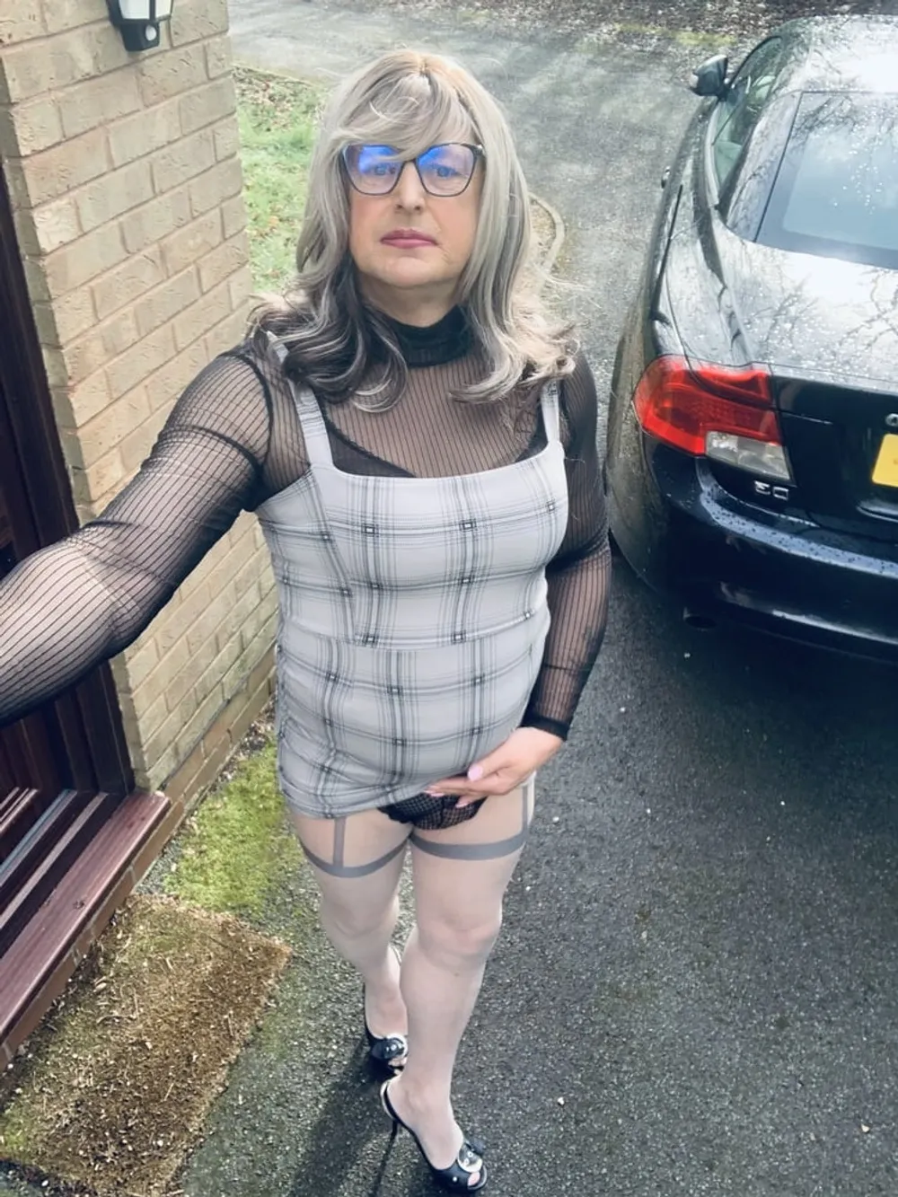 Amateur crossdresser Kelly cd in grey dress silver pantyhos 