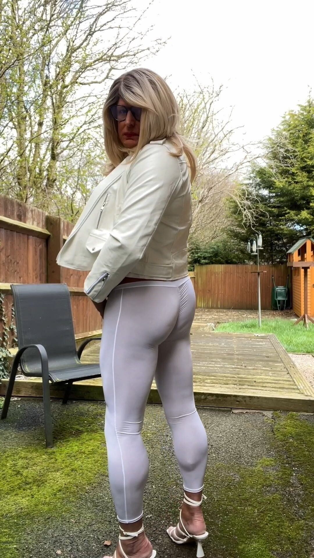 Crossdresser Kellycd2022 sexy milf in white leggings  #3