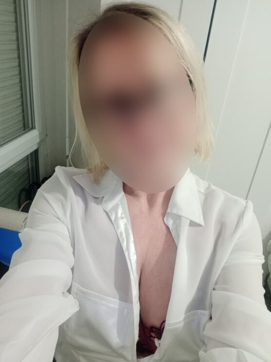 Moi en chemisier decollete blanc en satin et tulle