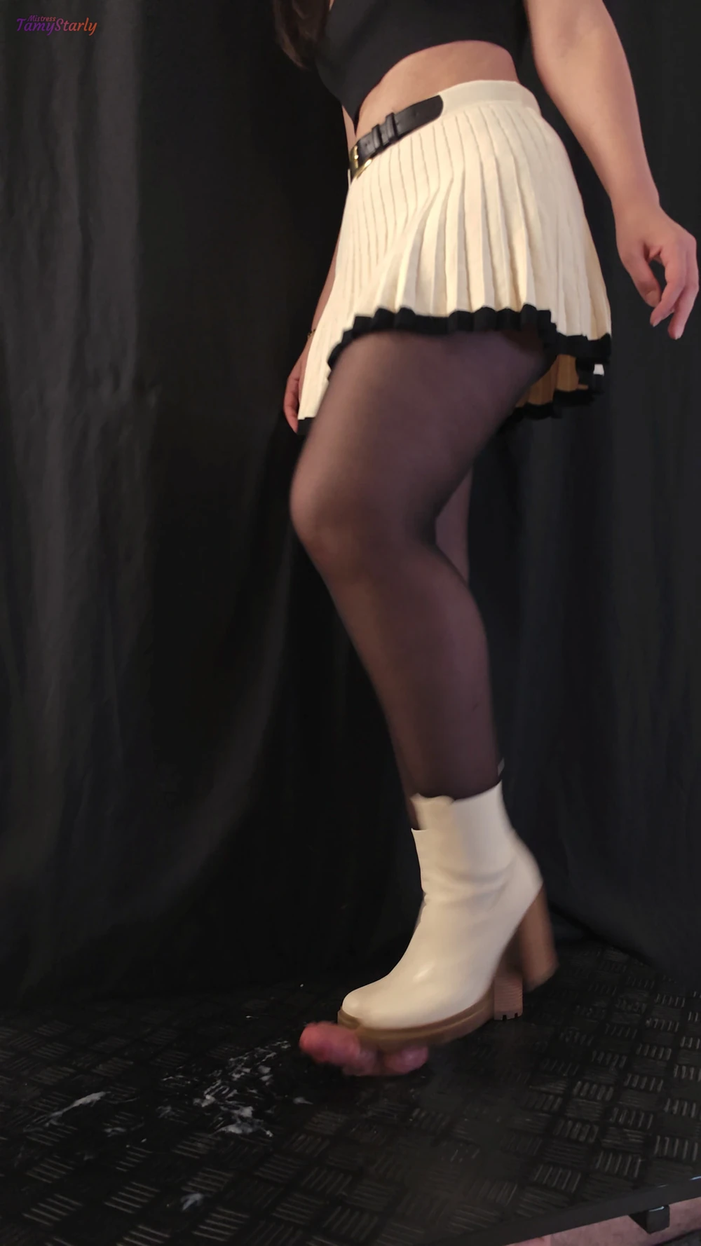 Cheerleader's Bootjob in White Ankle Heels