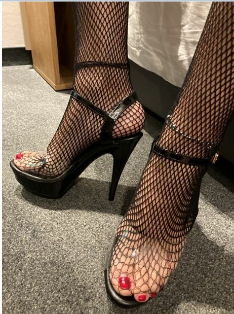 Pissing in Fishnet Pantyhose on Gloves #6