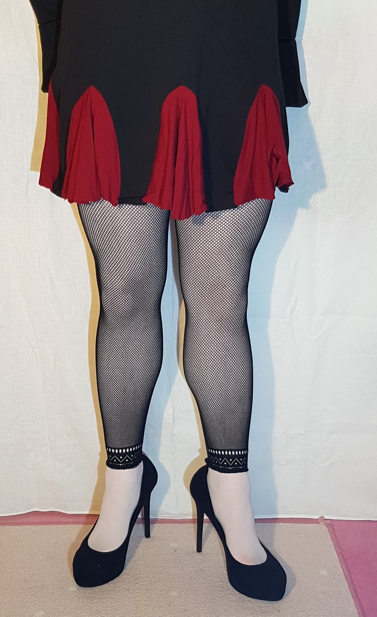 Beine in Weiser Strumpfhose.