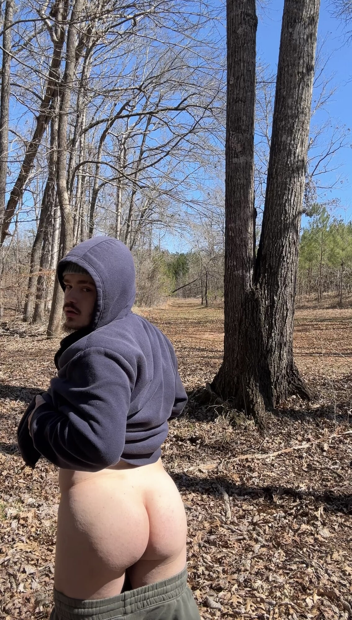 Zuig me af en proef mijn sperma in het bos