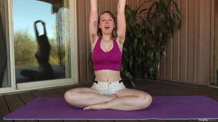 Naughtynatural: büyük gözlü yoga