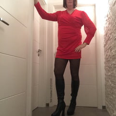 Nicki-Crossdress, seksi crvena mini haljina, tajice i čizme