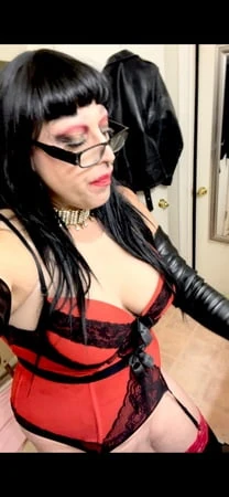 gloves mistress in red         